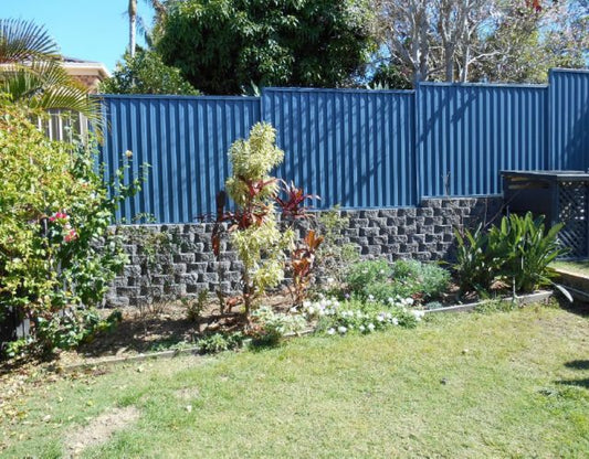 Joint Retaining Wall Solution with Windsor Blocks for Ashmore Neighbours