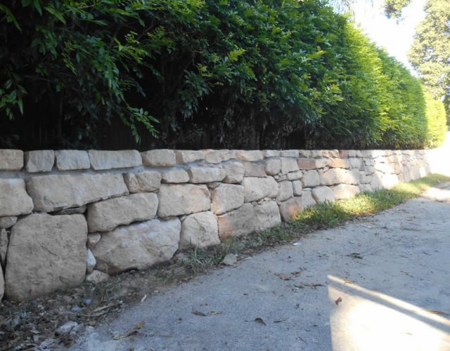 Hand Placed Sandstone Rock Wall Installation in Carrara